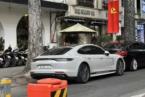 Stunning Porsche Panamera Turbo S in Deep Metallic Green: The Ultimate Blend of Luxury Performance and High-End Automotive Engineering-8