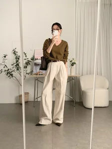 4 Essential White Fashion Pieces for a Chic, Youthful Summer Wardrobe: The Ultimate Minimalist Style Guide-4