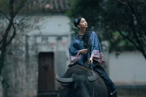 Elegant Aesthetic Portrait Photography: YiTuYu Art Language Vol.9347 Featuring Model Er Yi Zhi in a Cinematic Natural Setting-4