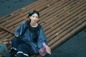 Elegant Aesthetic Portrait Photography: YiTuYu Art Language Vol.9347 Featuring Model Er Yi Zhi in a Cinematic Natural Setting-13