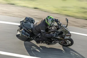 Conquer the horizon with the all-new Kawasaki Ninja 1100SX 2026 sport tourer-8