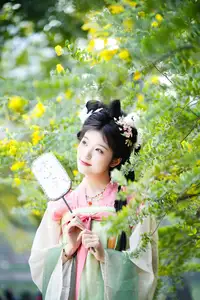 Graceful Hanfu Beauty with Dreamy Butterfly Kite - Zi Yu, YiTuYu Vol.8737-19