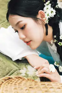 VGU No.186: Discover the Serene East Asian Beauty with White Flowers – A Captivating Traditional Charm-2