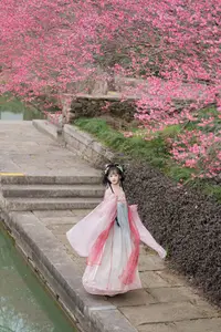 YiTuYu Vol.8759: Jiao Yi Zhi Sui Sui's Grace Amidst Blooming Plum Blossoms-8