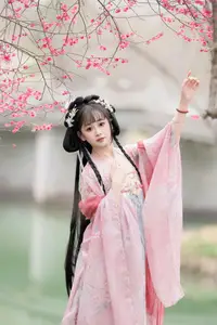 YiTuYu Vol.8759: Jiao Yi Zhi Sui Sui's Grace Amidst Blooming Plum Blossoms-5