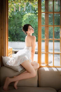 Enchanting Summer Story: Aesthetic Outdoor Portraits by Nian Nian - Dreamy Garden Photography and Light Airy Fashion Inspiration-11