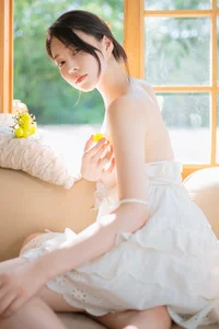 Enchanting Summer Story: Aesthetic Outdoor Portraits by Nian Nian - Dreamy Garden Photography and Light Airy Fashion Inspiration-12