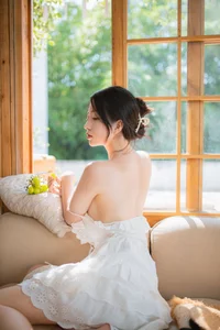 Enchanting Summer Story: Aesthetic Outdoor Portraits by Nian Nian - Dreamy Garden Photography and Light Airy Fashion Inspiration-16