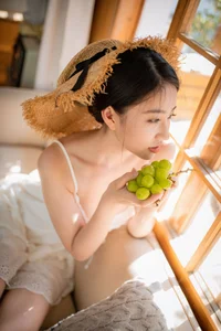 Enchanting Summer Story: Aesthetic Outdoor Portraits by Nian Nian - Dreamy Garden Photography and Light Airy Fashion Inspiration-8