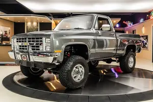 See the Chevrolet Silverado 1987: The classic pickup truck collectors dream of-1