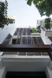 Modern Eco-Friendly Home Design Inspired by Tropical Coconut Leaves in Ho Chi Minh City: A Sustainable Architectural Masterpiece with Split-Level Living-4