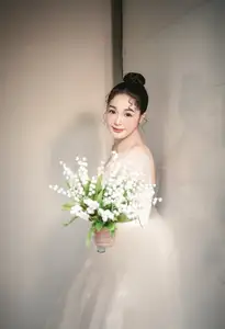 VGU No.178: Sweet Moment: Beautiful Bride Shines in Her Wedding Gown-1