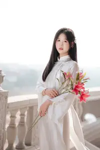 Discover the gentle beauty of Vietnamese girl in white Ao Dai-0