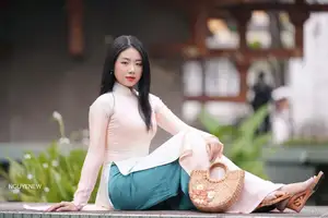 Graceful Vietnamese Lady in Traditional Ao Dai  1000024954-22