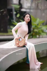 Graceful Vietnamese Lady in Traditional Ao Dai  1000024954-20