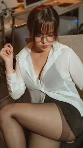 Coser Strawberry Flavor Nana Rabbit: Alluring Office Teacher Posing Captivatingly-4