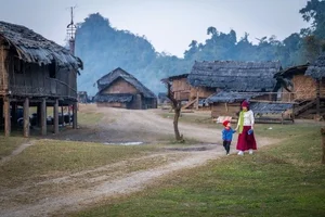 Discover the Rustic Spring Beauty of Ta Phinh Village: A Hidden Hmong Cultural Gem in Moc Chau, Northern Vietnam-9