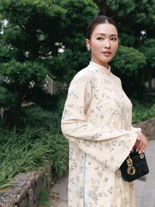 Kha Ngan radiates pure elegance in a traditional Vietnamese Ao Dai-2