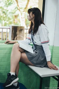 Elegant Campus Fashion: Ruoying’s Sophisticated Urban Style at the University of Science and Technology Beijing (USTB) with Chic Black Stockings-3