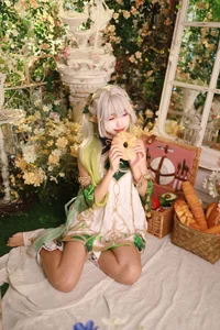 Ethereal Wisdom: Mumu Momo Captures the Divine Essence of Nahida in Stunning Cosplay-5