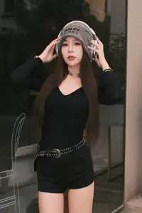 Pao Fu Xiao Fang Vol.8570: Captivating Urban Style with Headphones & Beanie-18