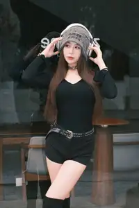 Pao Fu Xiao Fang Vol.8570: Captivating Urban Style with Headphones & Beanie-3