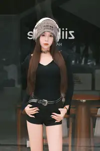 Pao Fu Xiao Fang Vol.8570: Captivating Urban Style with Headphones & Beanie-0