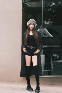 Pao Fu Xiao Fang Vol.8570: Captivating Urban Style with Headphones & Beanie-12