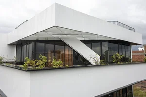 Stunning Modern Floating House Design: An Innovative Urban Oasis with Sustainable Architecture and Minimalist Interiors for Contemporary City Living-9