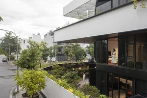 Stunning Modern Floating House Design: An Innovative Urban Oasis with Sustainable Architecture and Minimalist Interiors for Contemporary City Living-1