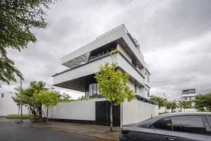 Stunning Modern Floating House Design: An Innovative Urban Oasis with Sustainable Architecture and Minimalist Interiors for Contemporary City Living-3