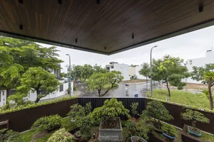 Stunning Modern Floating House Design: An Innovative Urban Oasis with Sustainable Architecture and Minimalist Interiors for Contemporary City Living-2