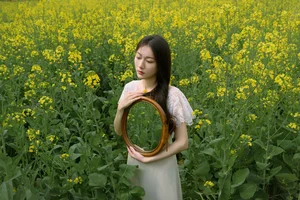 Ethereal Beauty: Xiao Yue Amidst Rapeseed Blooms in Art Language Vol.8948-15