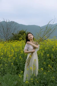 Ethereal Beauty: Xiao Yue Amidst Rapeseed Blooms in Art Language Vol.8948-5