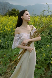 Ethereal Beauty: Xiao Yue Amidst Rapeseed Blooms in Art Language Vol.8948-19