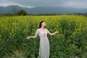 Ethereal Beauty: Xiao Yue Amidst Rapeseed Blooms in Art Language Vol.8948-13