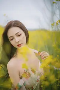 Ying Er YY Captivating in Golden Flower Field – YiTuYu Art Language Vol.8672-1