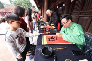 Experience the Magic of Lunar New Year in Hanoi: A Vibrant Spring Celebration in Vietnam's Historic Capital City-6