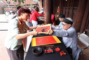 Experience the Magic of Lunar New Year in Hanoi: A Vibrant Spring Celebration in Vietnam's Historic Capital City-4