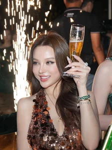 Huyen Baby Redefines Red Carpet Elegance in a Stunning Shimmering Evening Gown-5