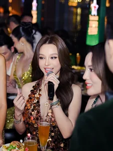 Huyen Baby Redefines Red Carpet Elegance in a Stunning Shimmering Evening Gown-0