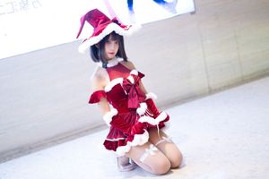 Coser Sanshuizi Dazzles in Charming Christmas Dress-3