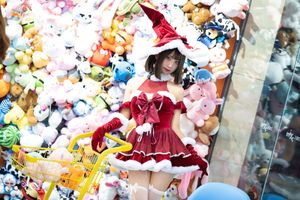Coser Sanshuizi Dazzles in Charming Christmas Dress-9