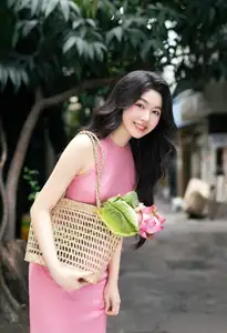 MC Quyen Linh's Daughter's New Viral Photo Shoot Showcases Elegant Beauty-2