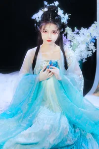 Soft Urban Elegance: Capturing the Ethereal Beauty of Yun Duo’s Aesthetic Journey-12