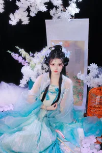 Soft Urban Elegance: Capturing the Ethereal Beauty of Yun Duo’s Aesthetic Journey-1