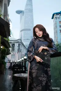 Elegant Vietnamese Beauty in Traditional Ao Dai-9