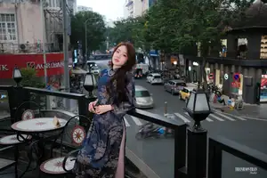 Elegant Vietnamese Beauty in Traditional Ao Dai-7