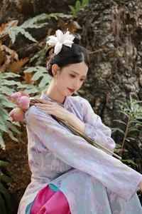 Elegant Vietnamese Flight Attendant Gabriella Bùi Shines in Traditional Ao Dai Fashion: A Fusion of Grace and Cultural Heritage-0