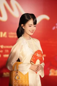 Elegant Vietnamese Flight Attendant Gabriella Bùi Shines in Traditional Ao Dai Fashion: A Fusion of Grace and Cultural Heritage-4